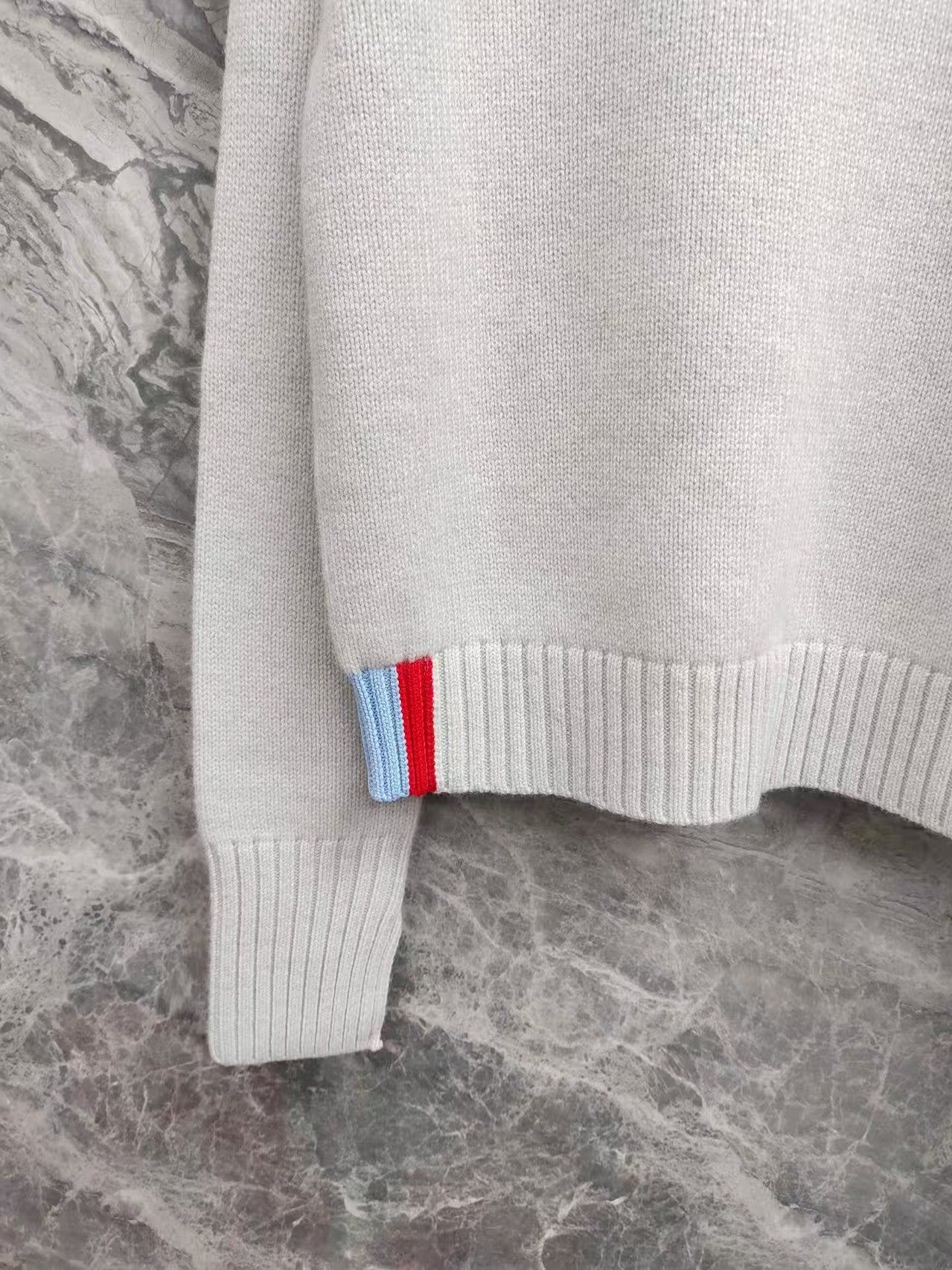 26. Crew neck color-block cashmere sweater