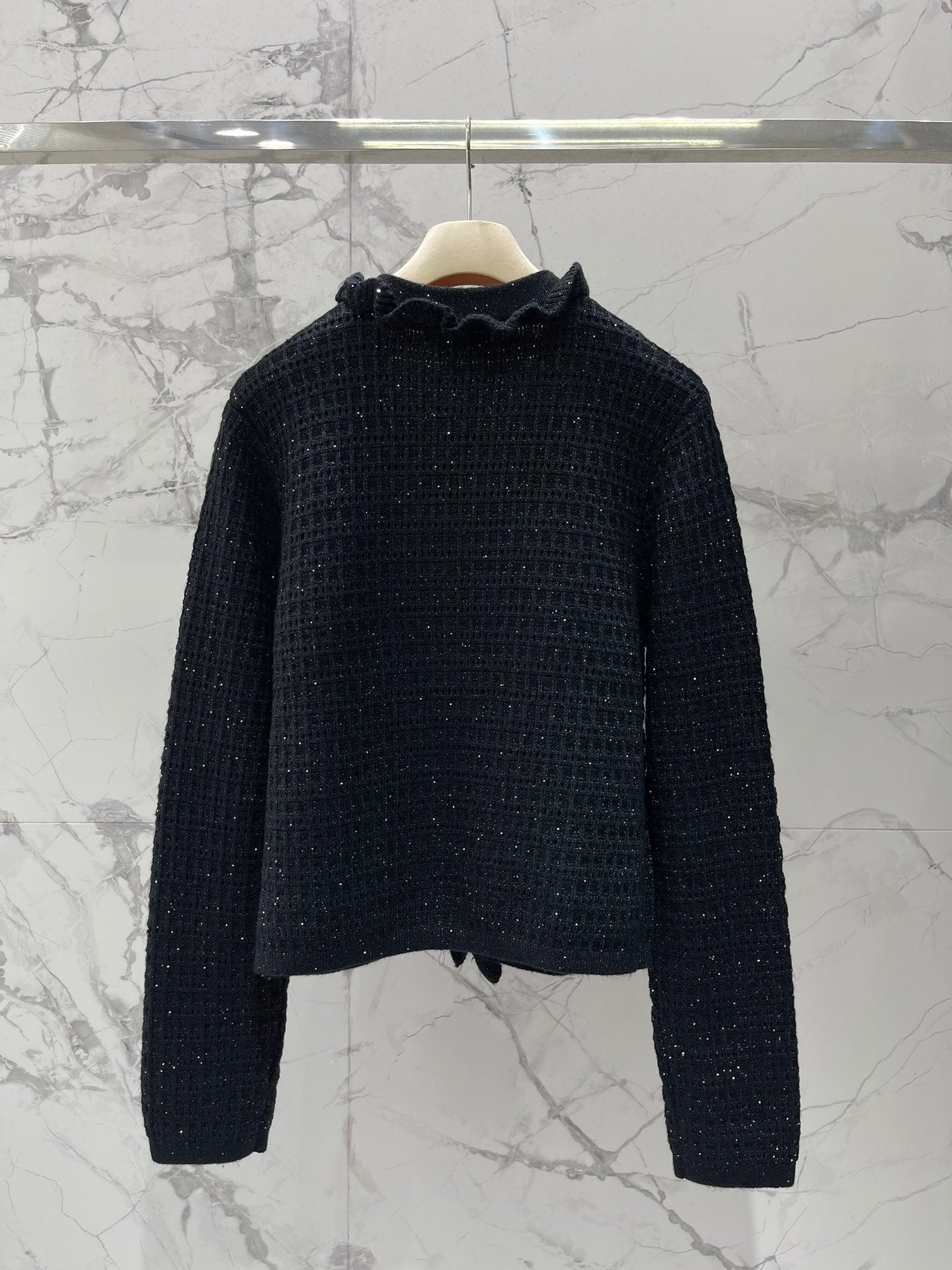 Double-pocket ruffled V-neck knit cardigan
