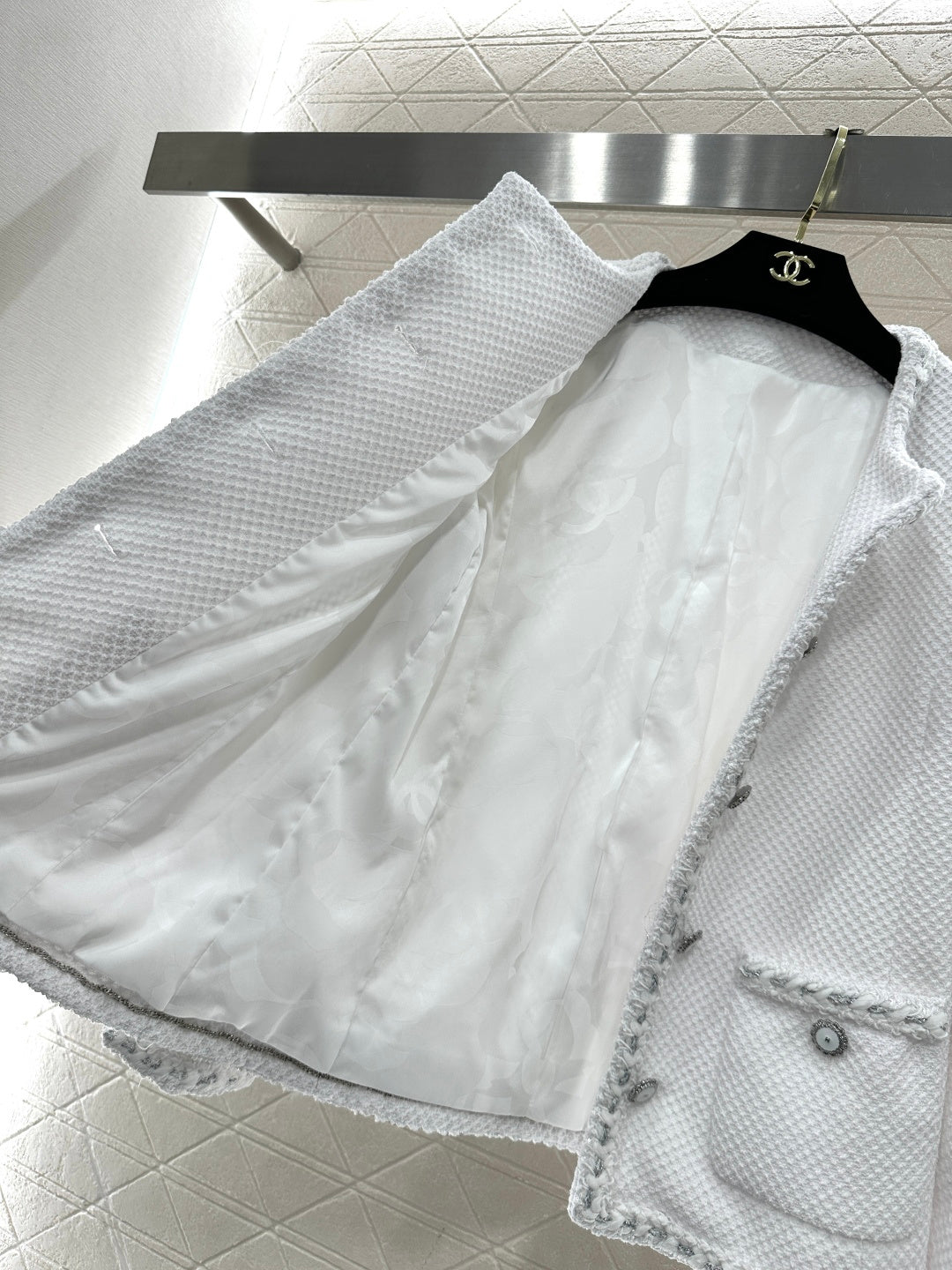 Round-neck jacket with binding trim