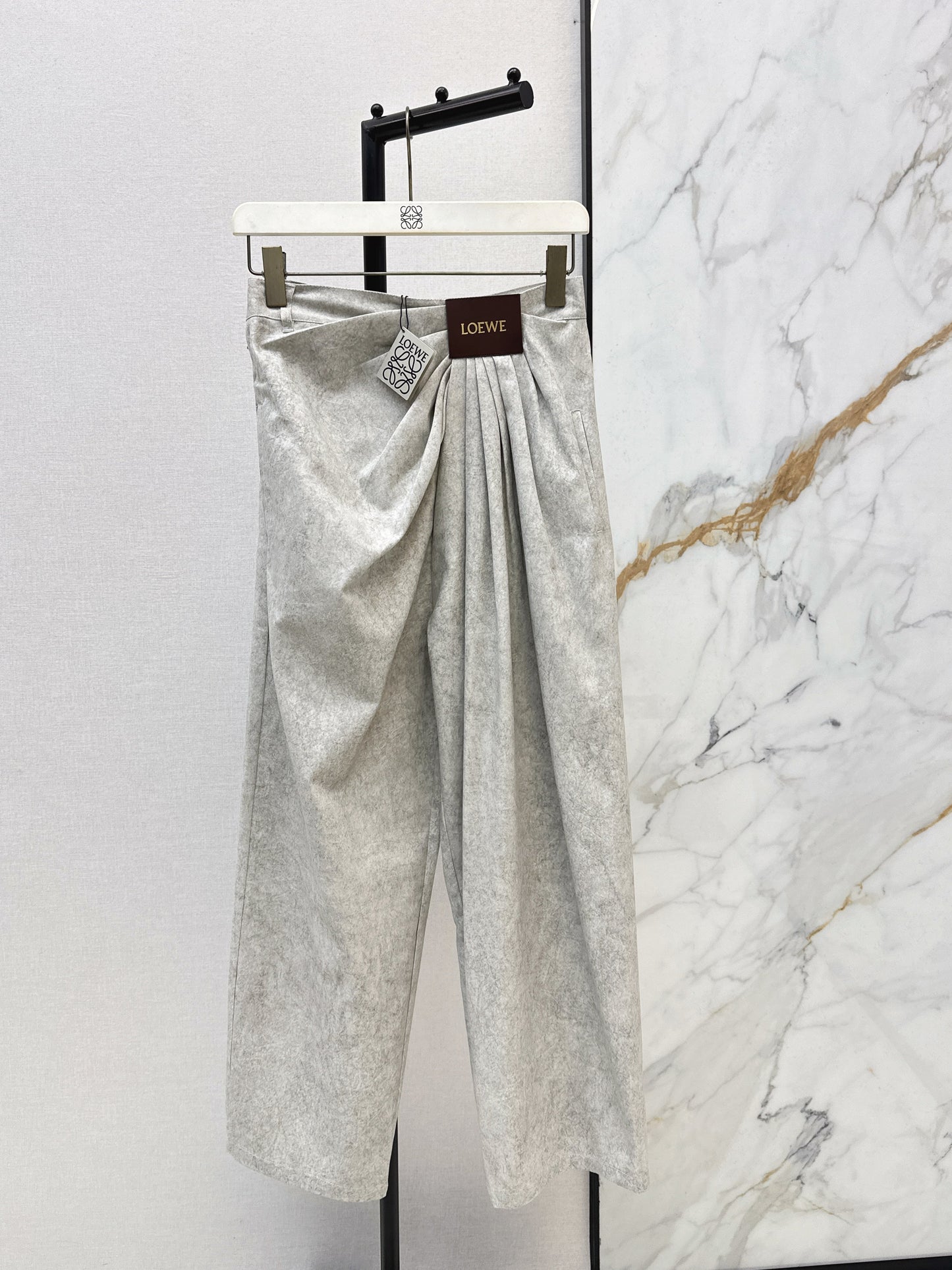 The latest pleated jacket and pleated trousers