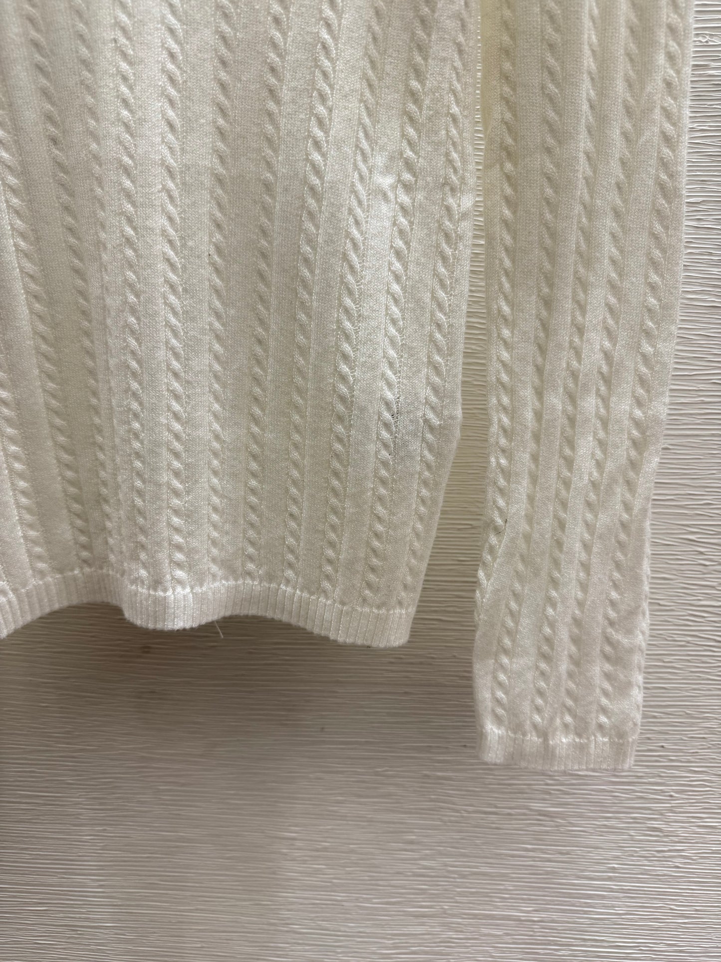 26 New Crew-Neck Long-Sleeve Knit Top