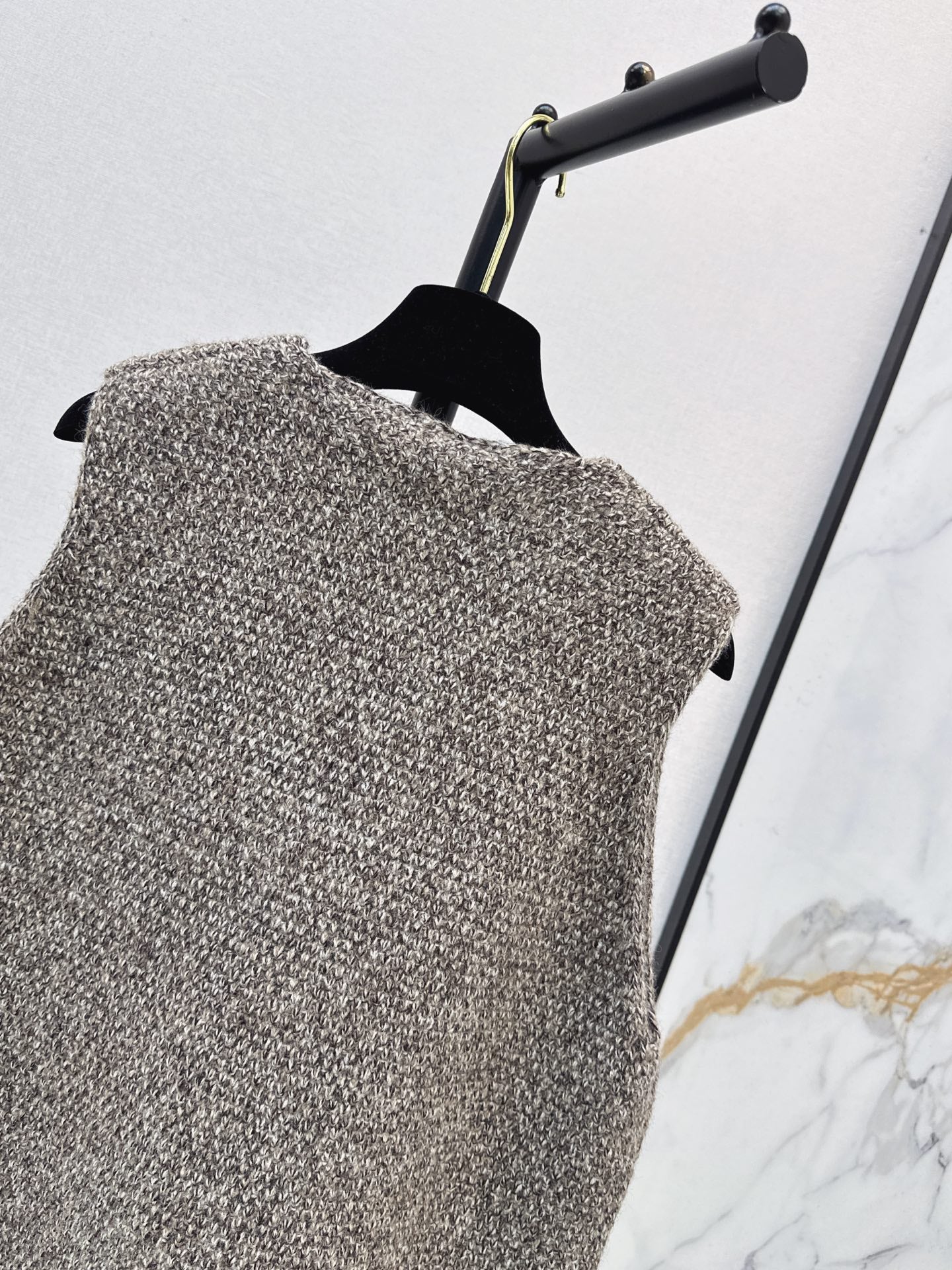 26 New V-neck sleeveless knit vest