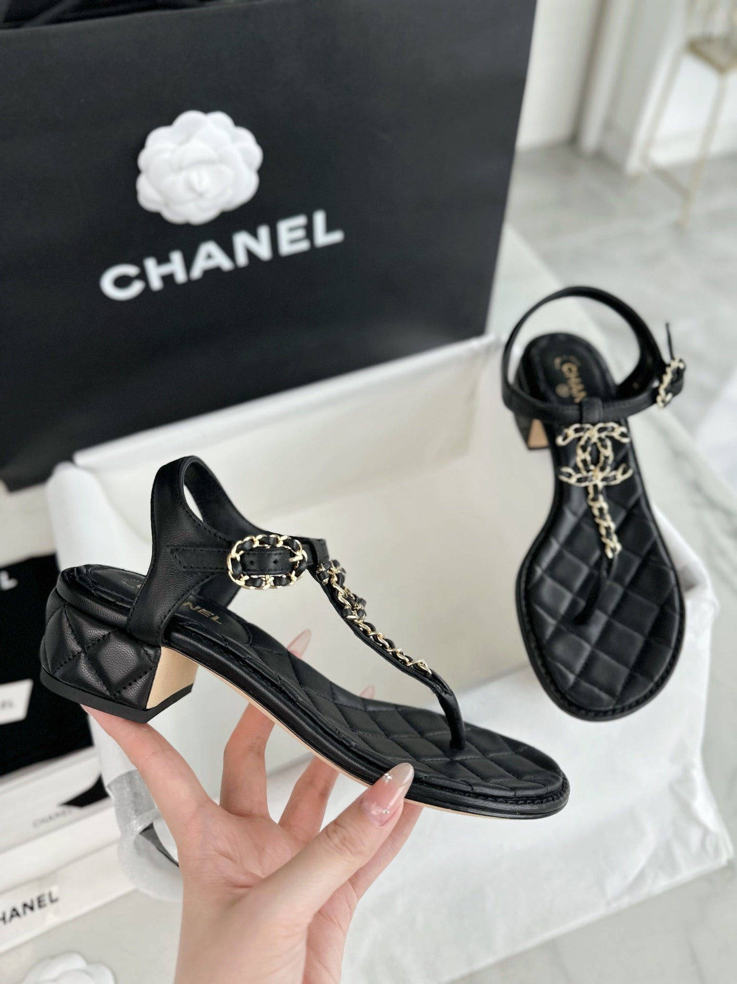 𝟐𝟒𝐂 Black flip-flop thick heel sandals