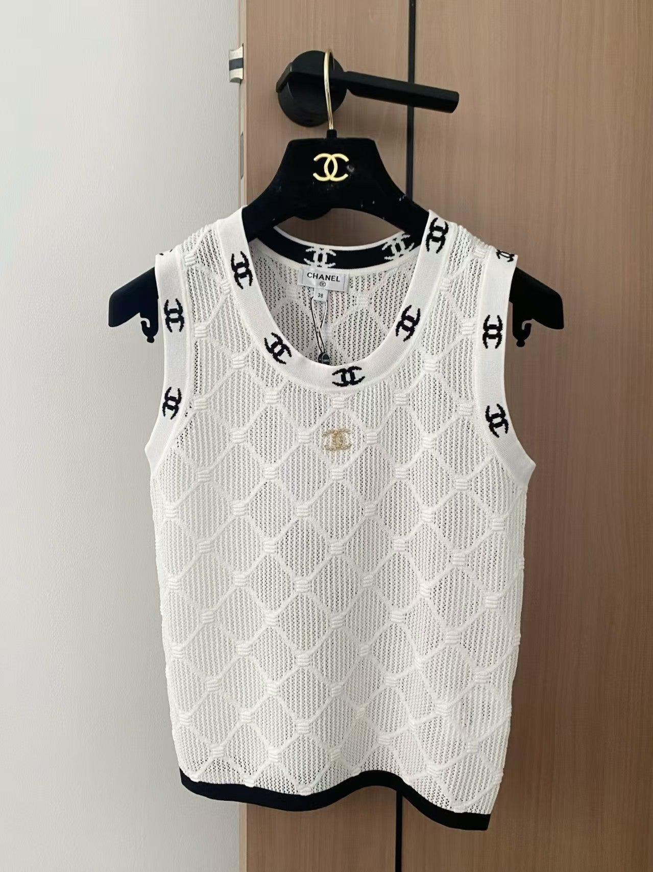 New knitted vest