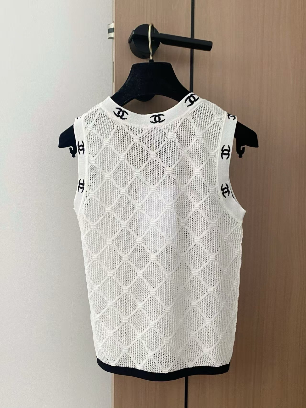 New knitted vest