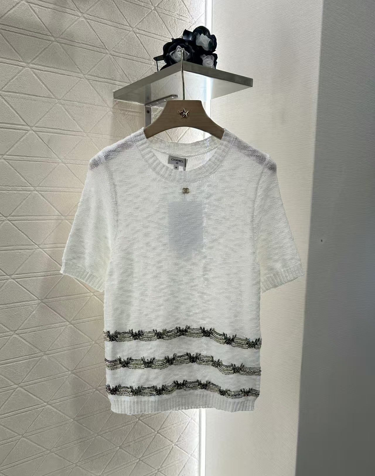 Gold thread embroidered hem knitted short sleeves