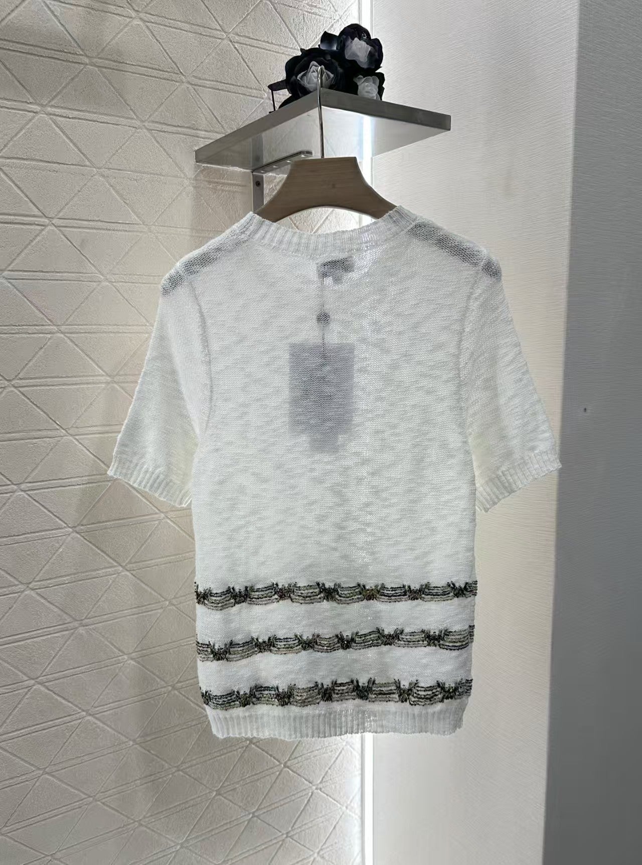 Gold thread embroidered hem knitted short sleeves