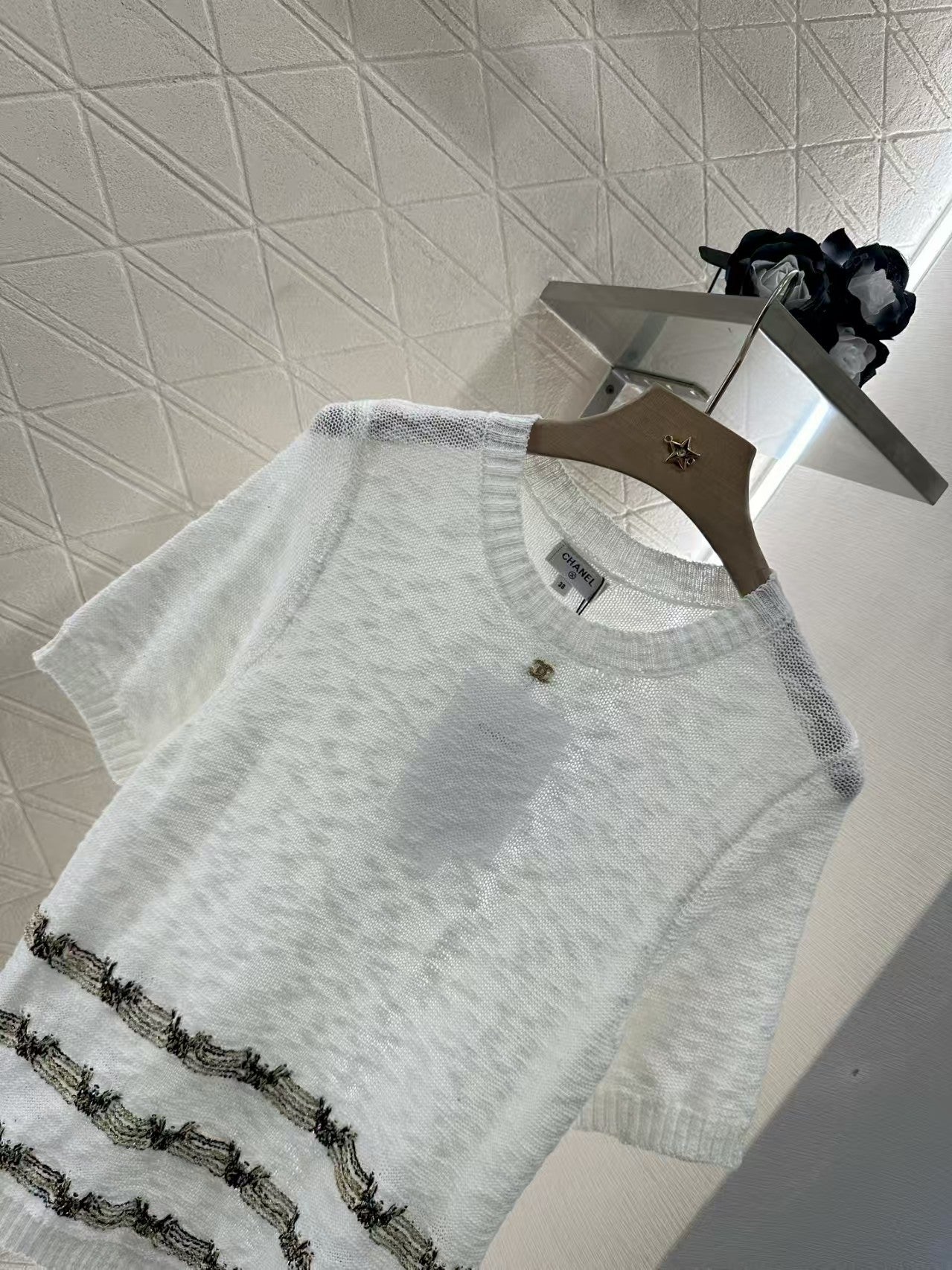 Gold thread embroidered hem knitted short sleeves