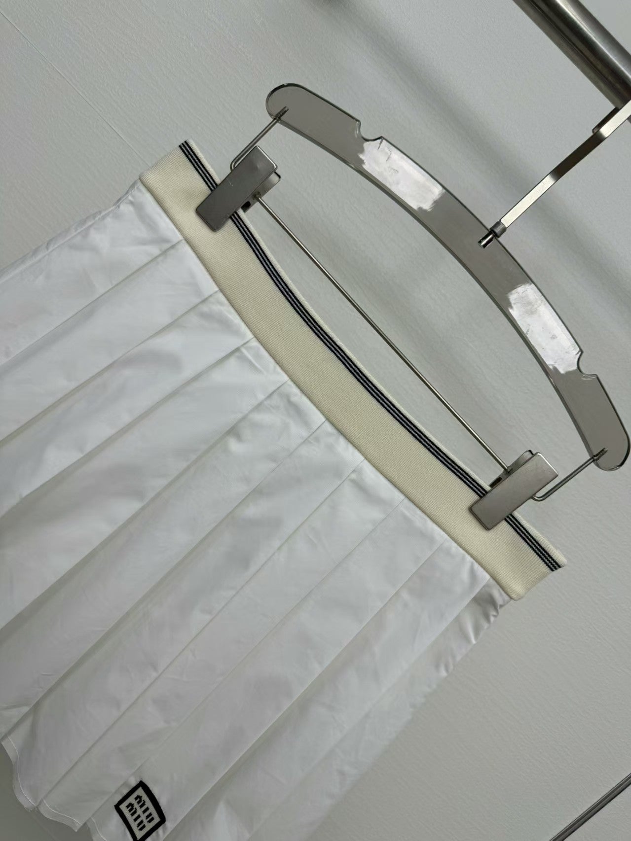 New short pleated skirt