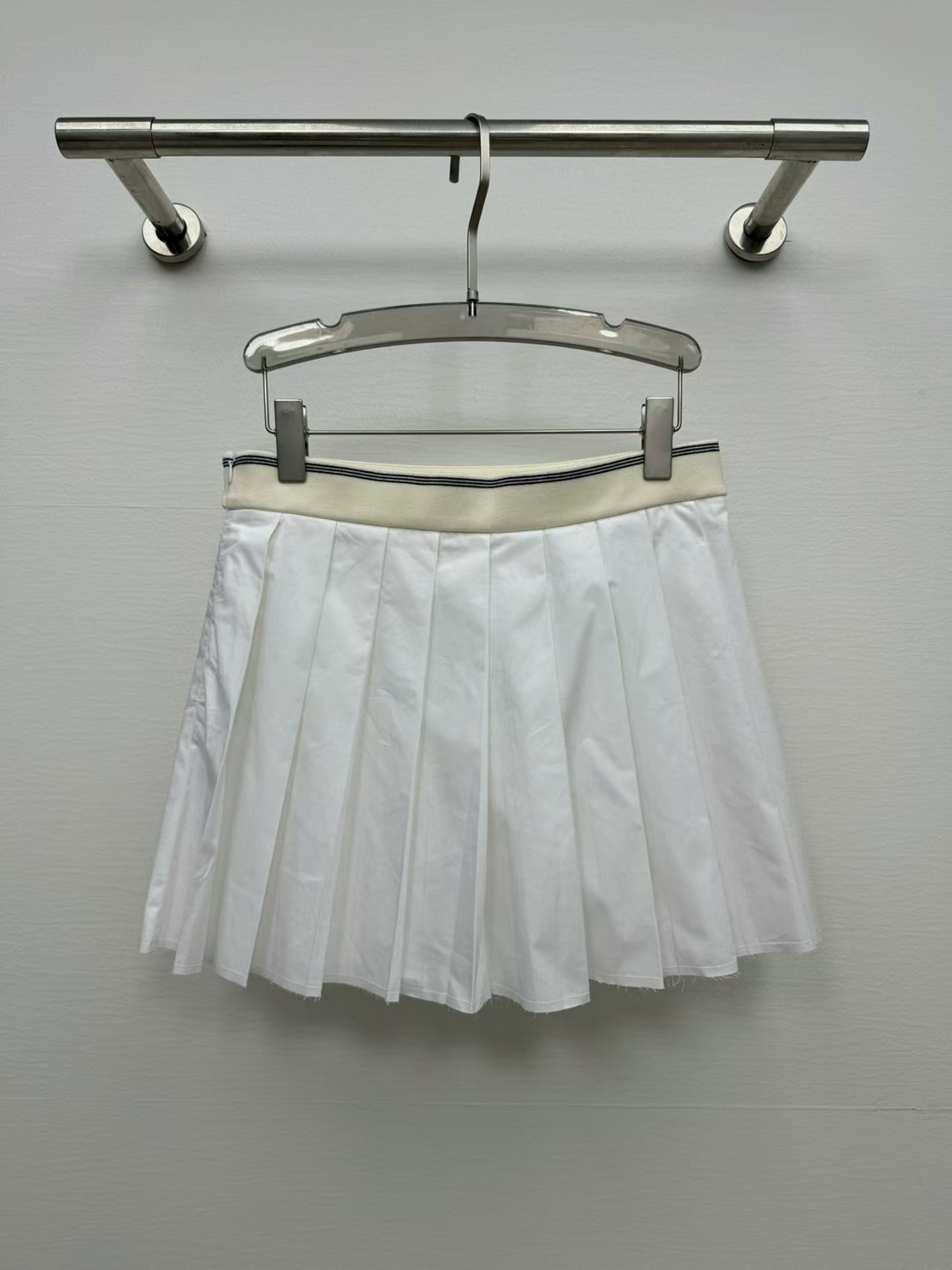 New short pleated skirt