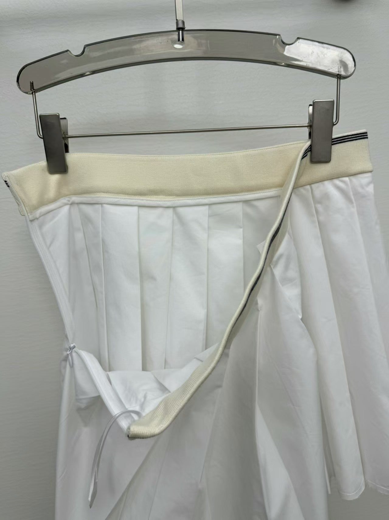 New short pleated skirt