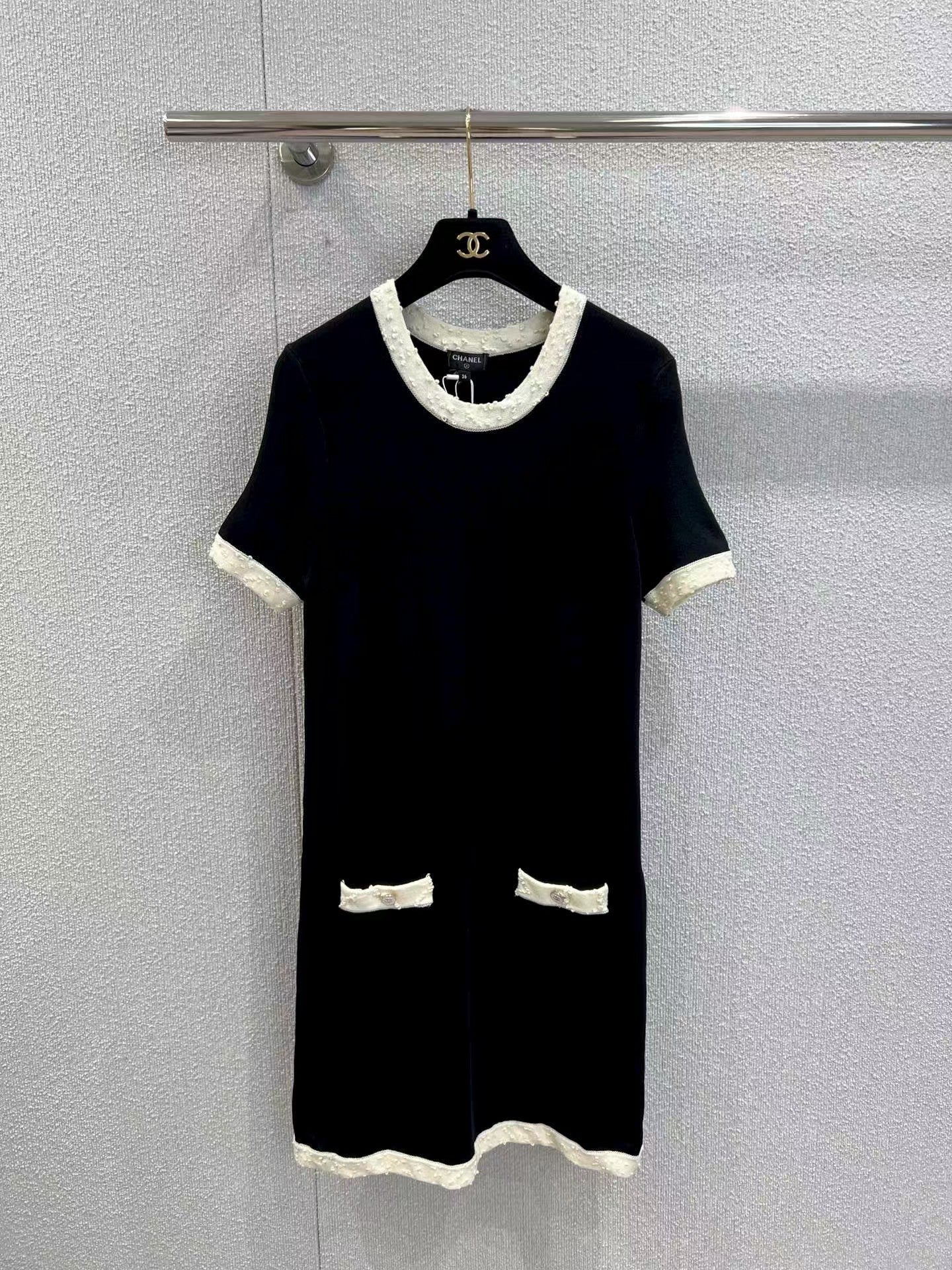 Black and white contrast knitted short-sleeved dress