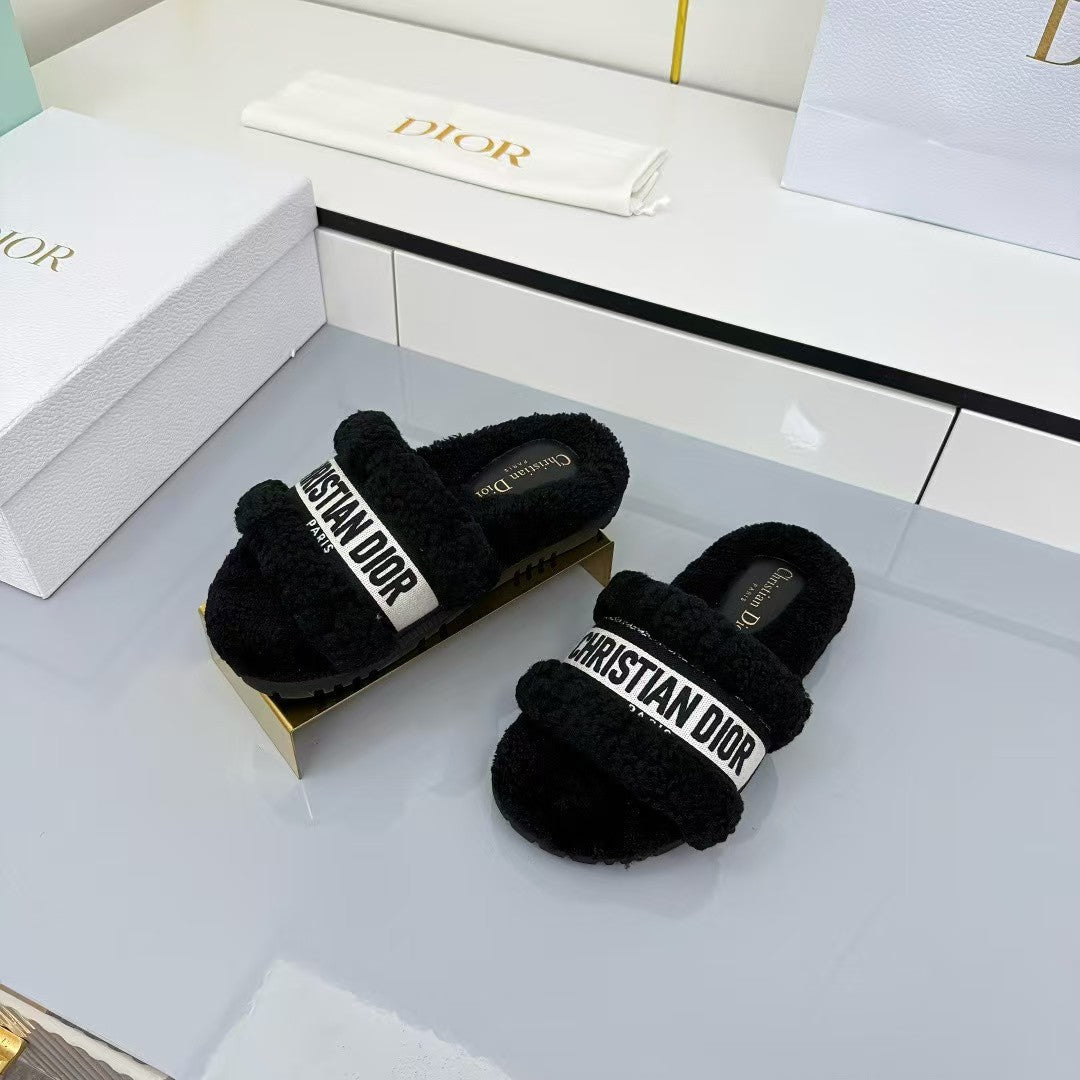 Embroidered wool slippers