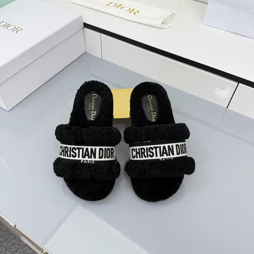 Embroidered wool slippers