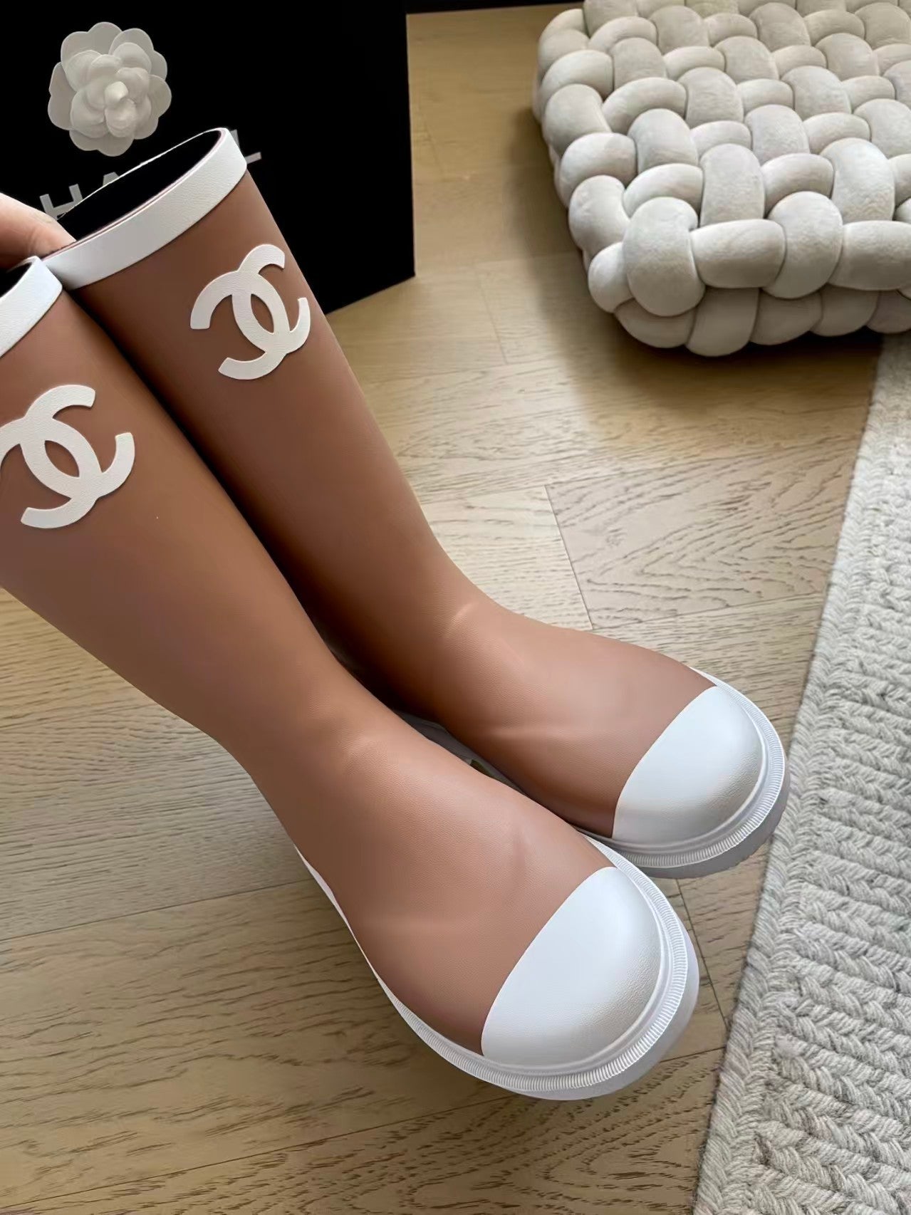 Seamless top-mounted rain boots