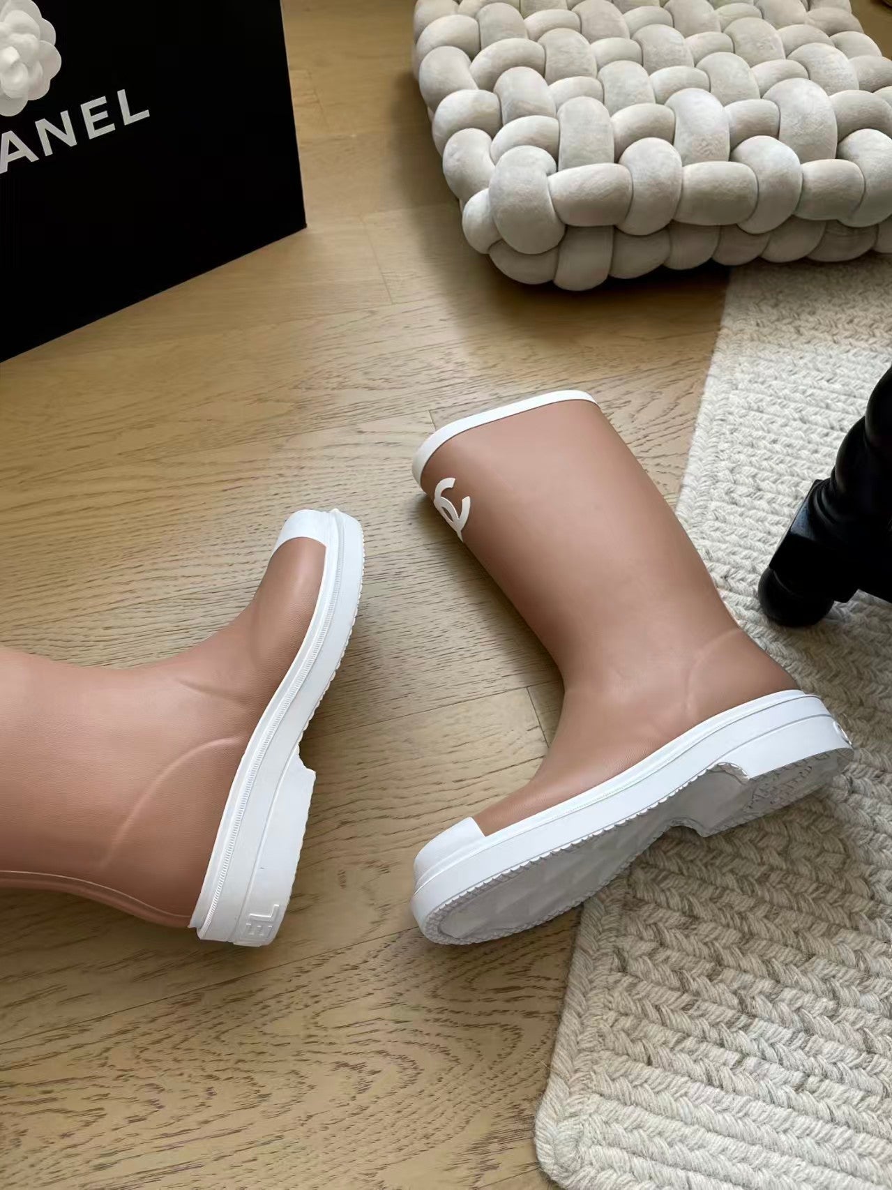 Seamless top-mounted rain boots