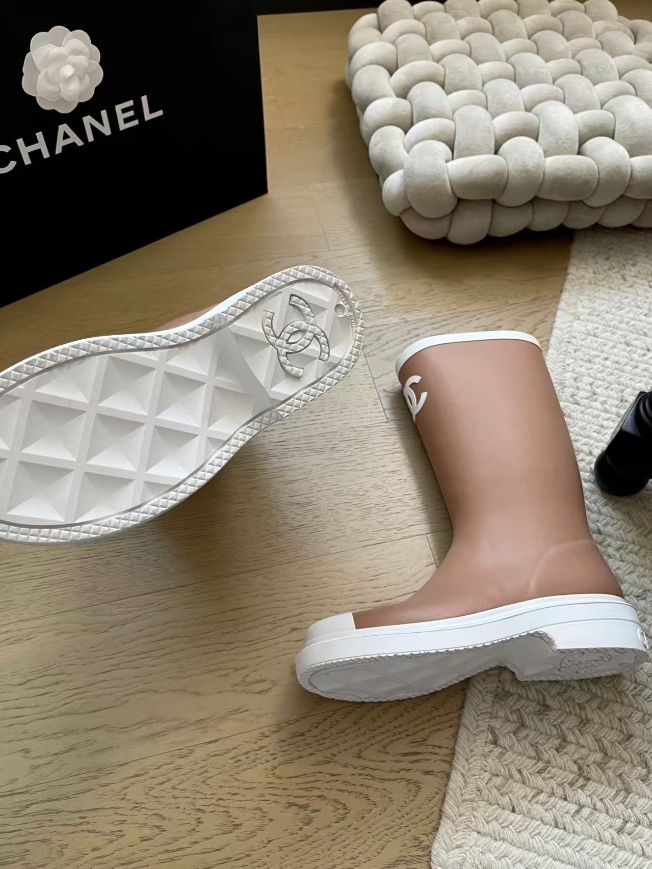 Seamless top-mounted rain boots