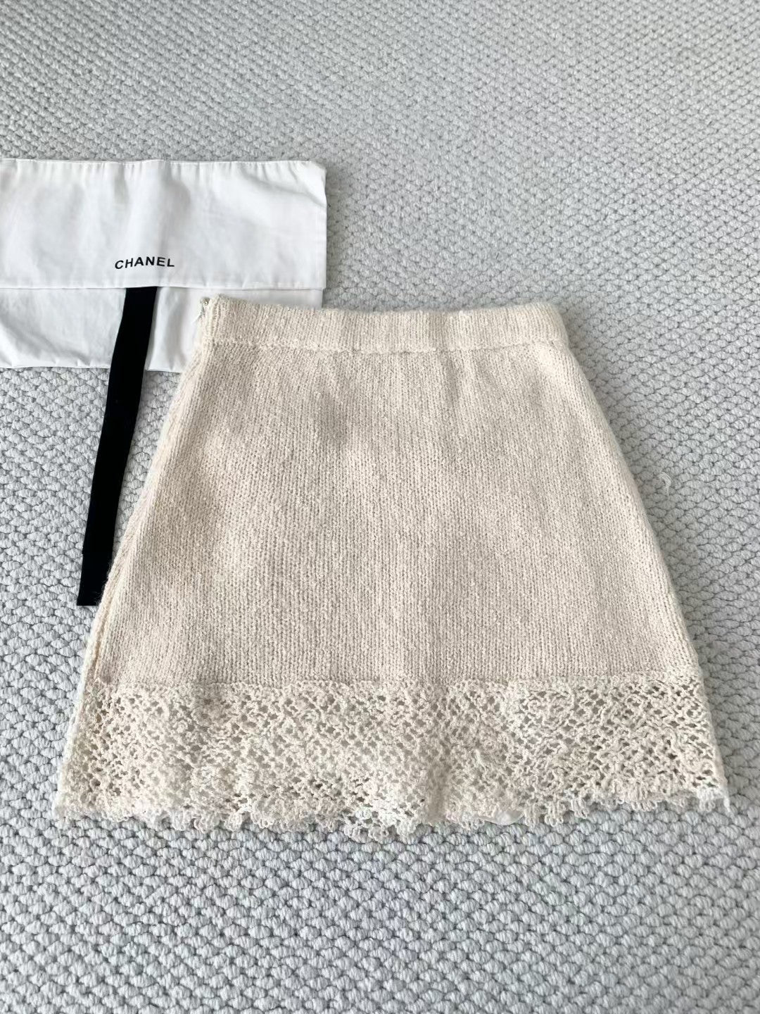 Off-white collared knitted skirt