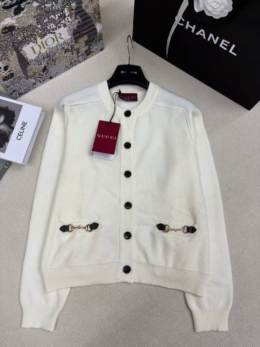 New knitted round-neck cardigan