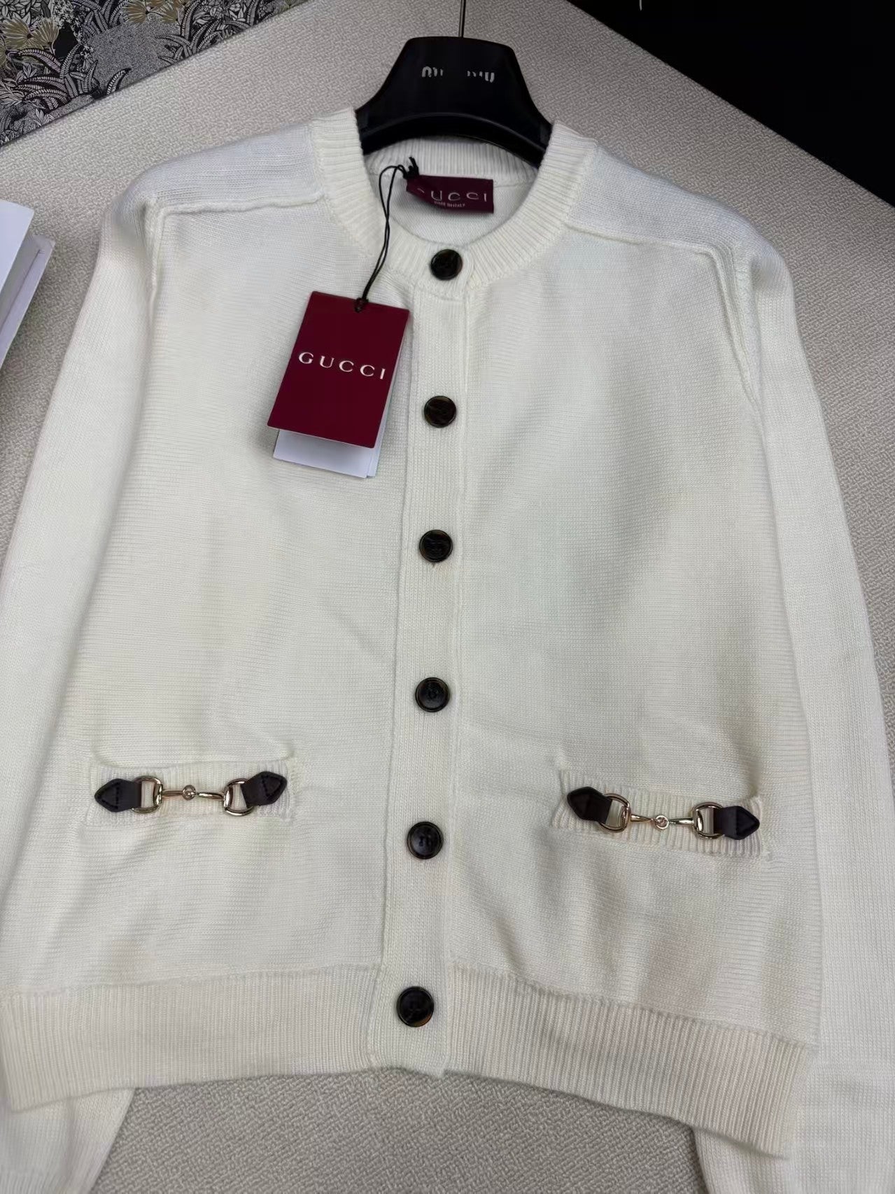 New knitted round-neck cardigan