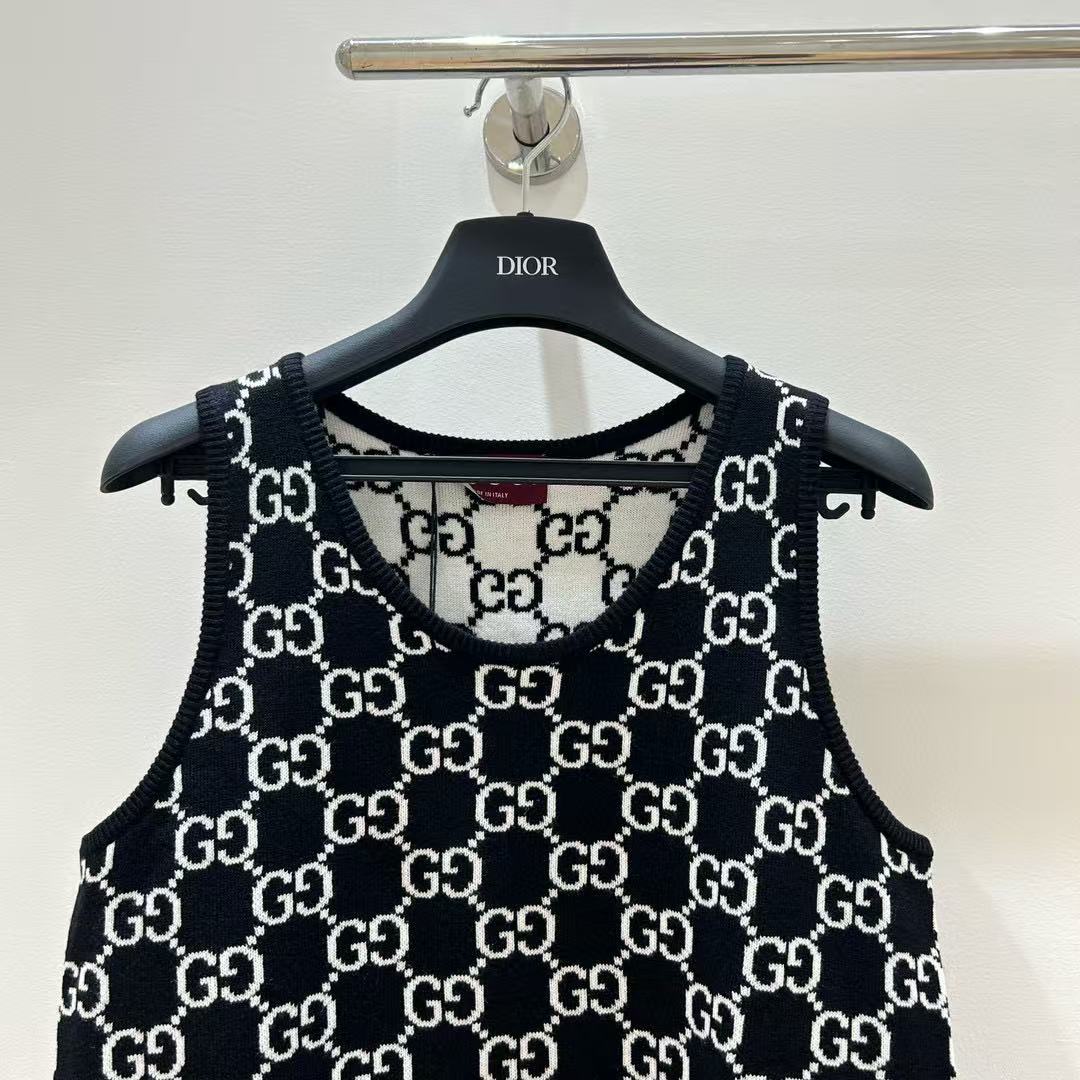 26. All-over jacquard vest dress with letter pattern, reversible design.