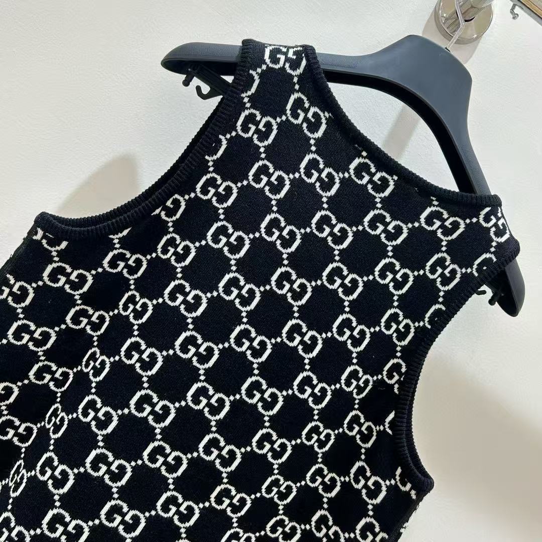 26. All-over jacquard vest dress with letter pattern, reversible design.