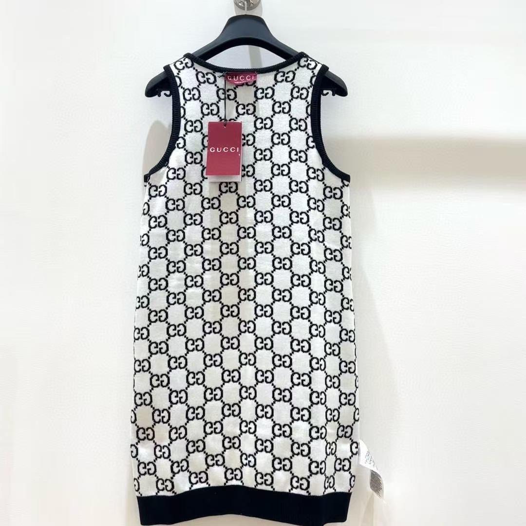 26. All-over jacquard vest dress with letter pattern, reversible design.