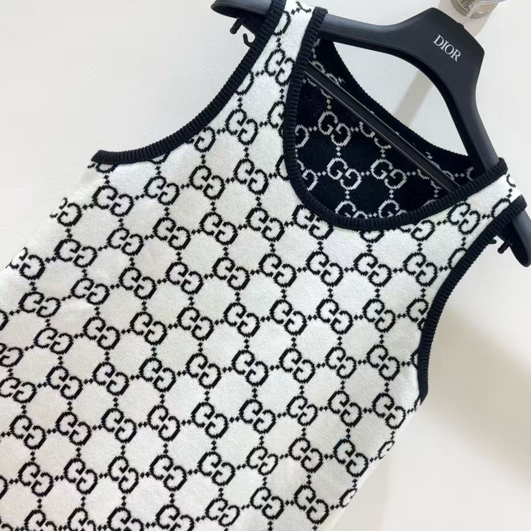 26. All-over jacquard vest dress with letter pattern, reversible design.