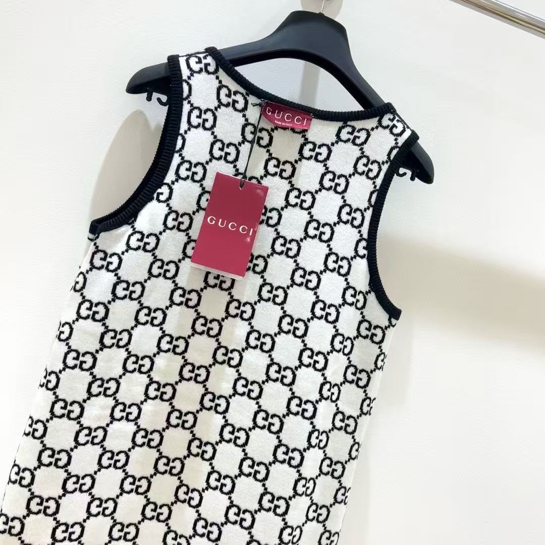 26. All-over jacquard vest dress with letter pattern, reversible design.