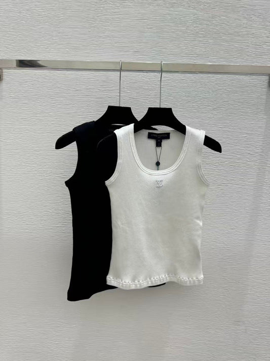 26. Solid-Color Simple Knit Vest