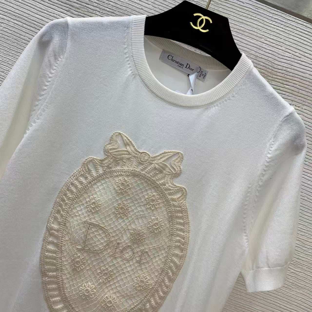 26SS Short-Sleeve Knitted Top with Lettering
