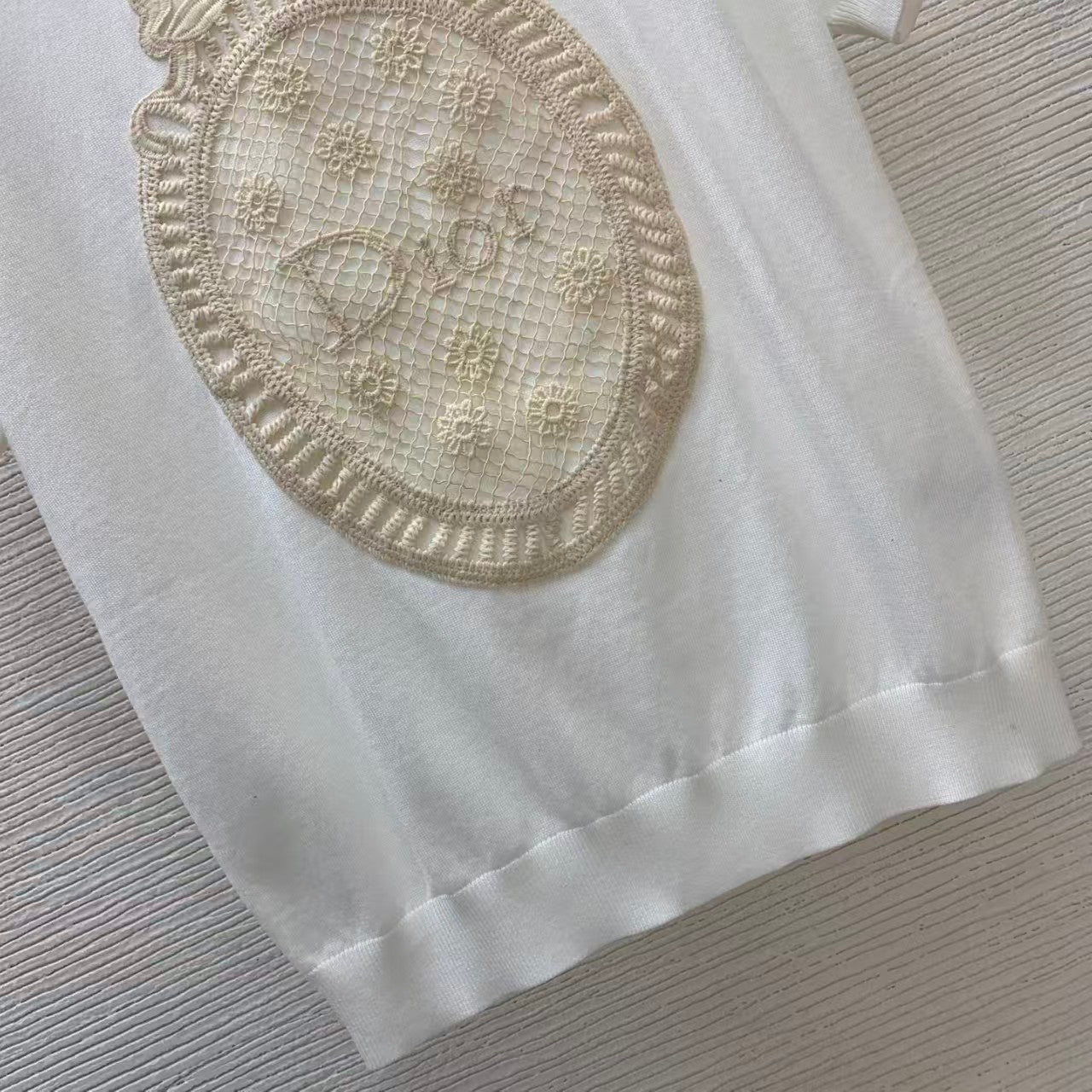 26SS Short-Sleeve Knitted Top with Lettering
