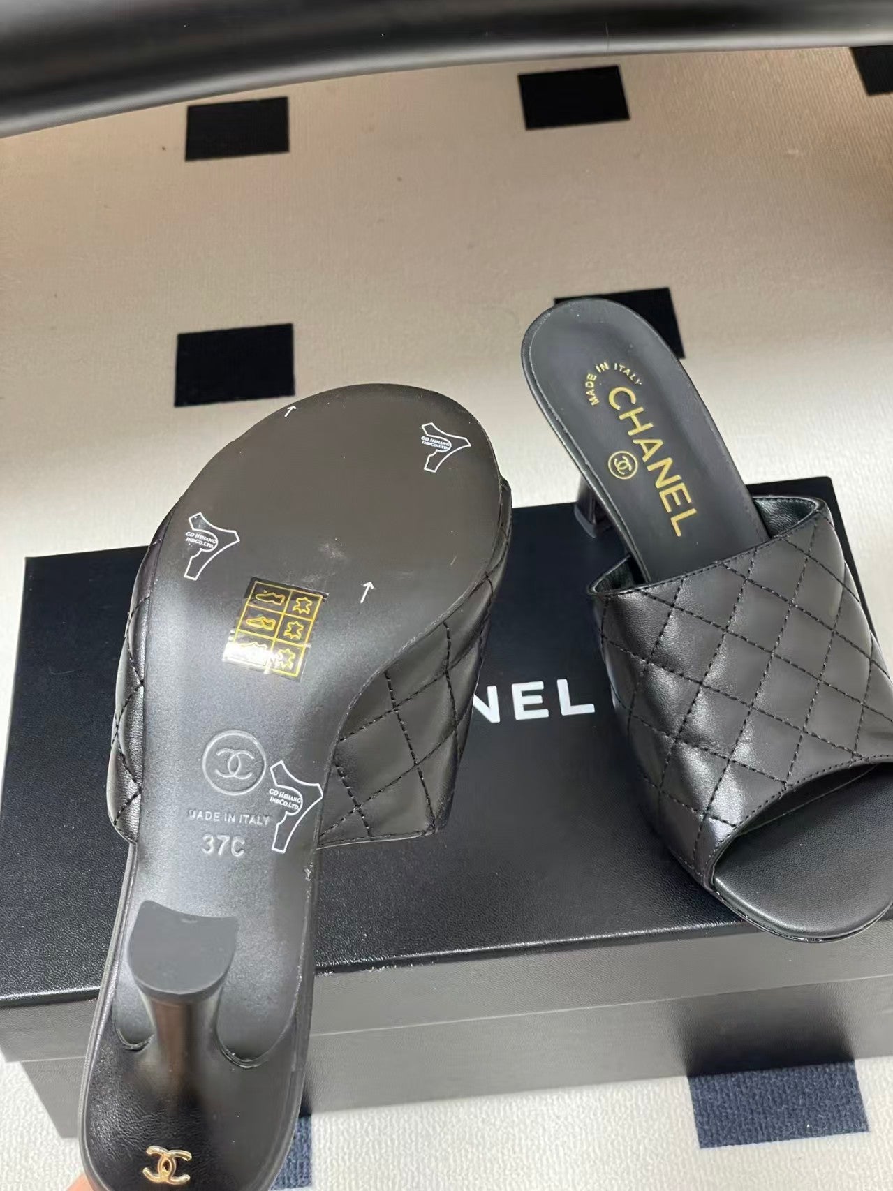 26 New Diamond-Pattern Peep-Toe Slides