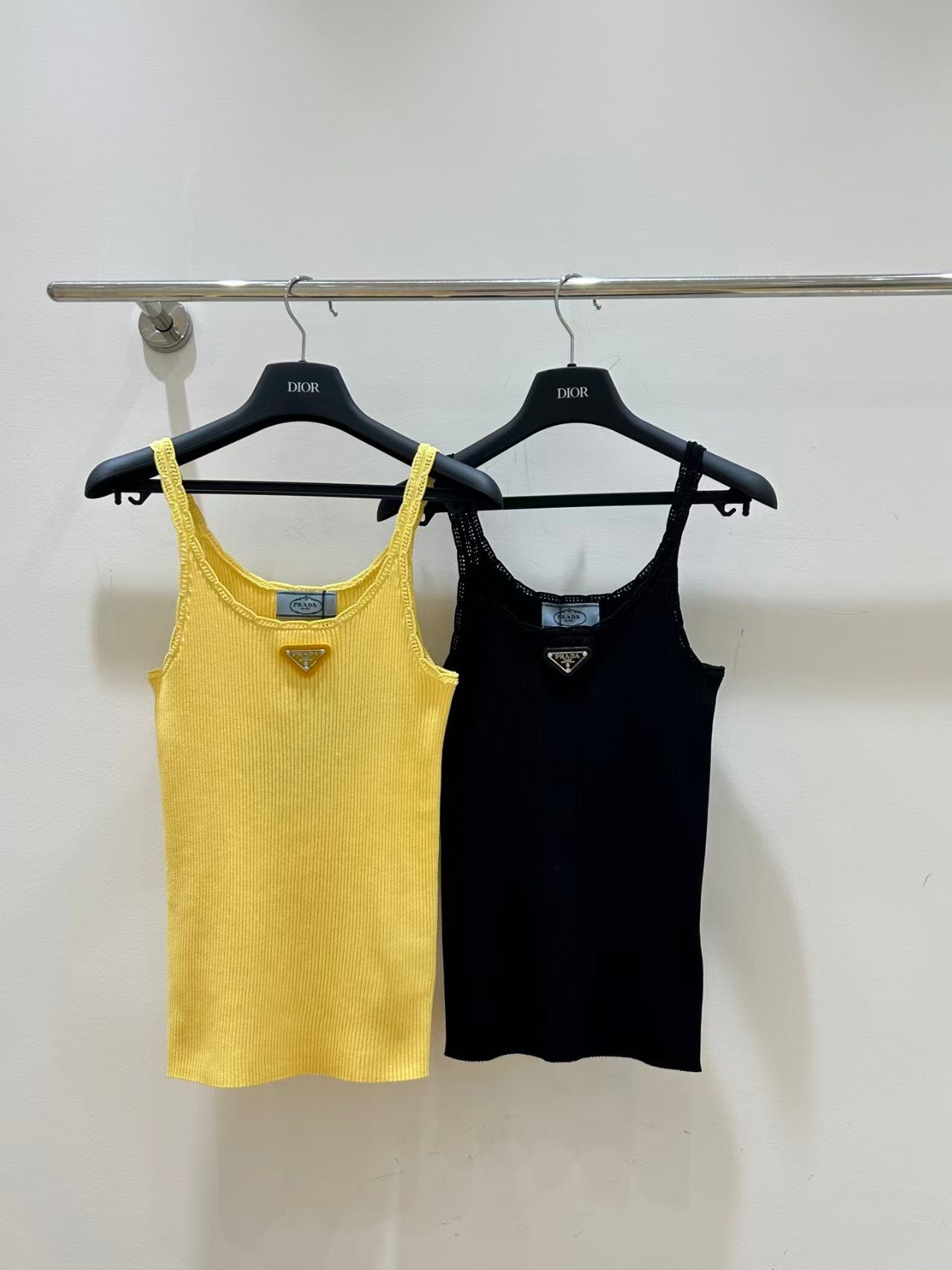 26 New Metal Logo Knit Vest