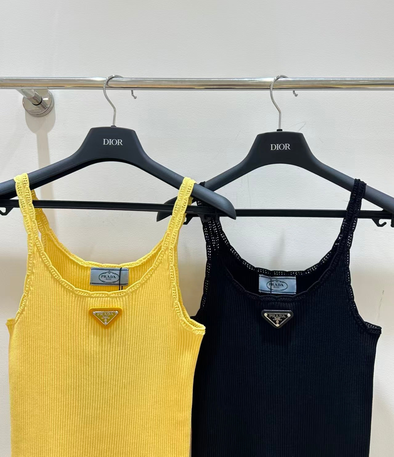 26 New Metal Logo Knit Vest