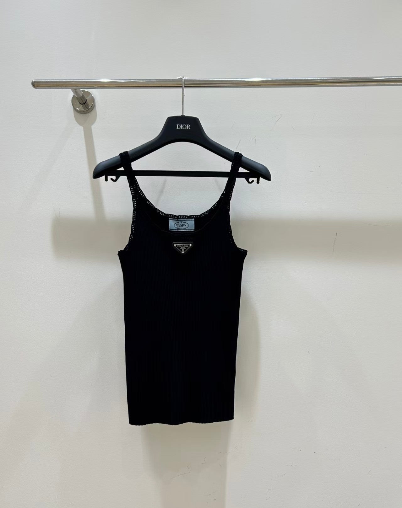 26 New Metal Logo Knit Vest