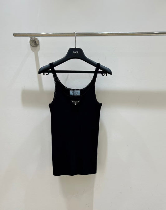 26 New Metal Logo Knit Vest