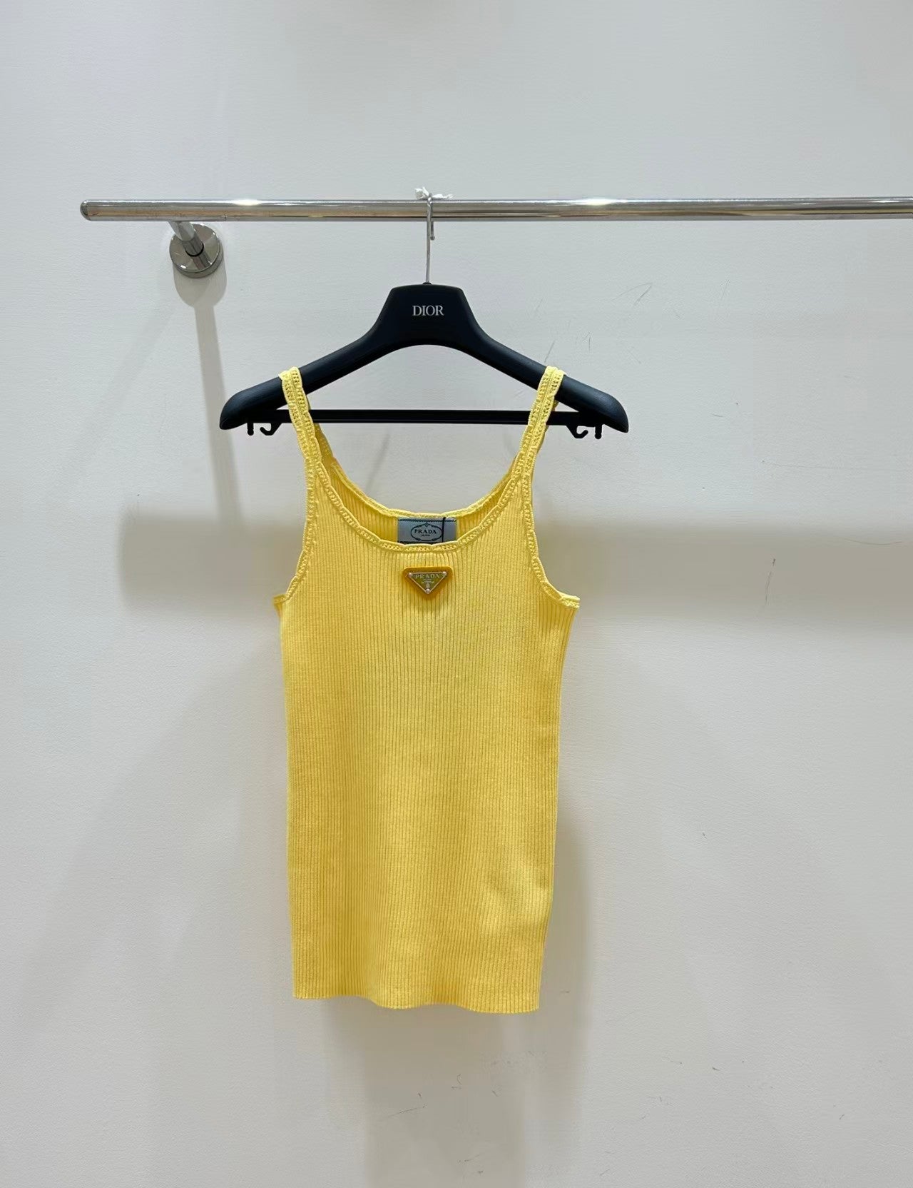 26 New Metal Logo Knit Vest