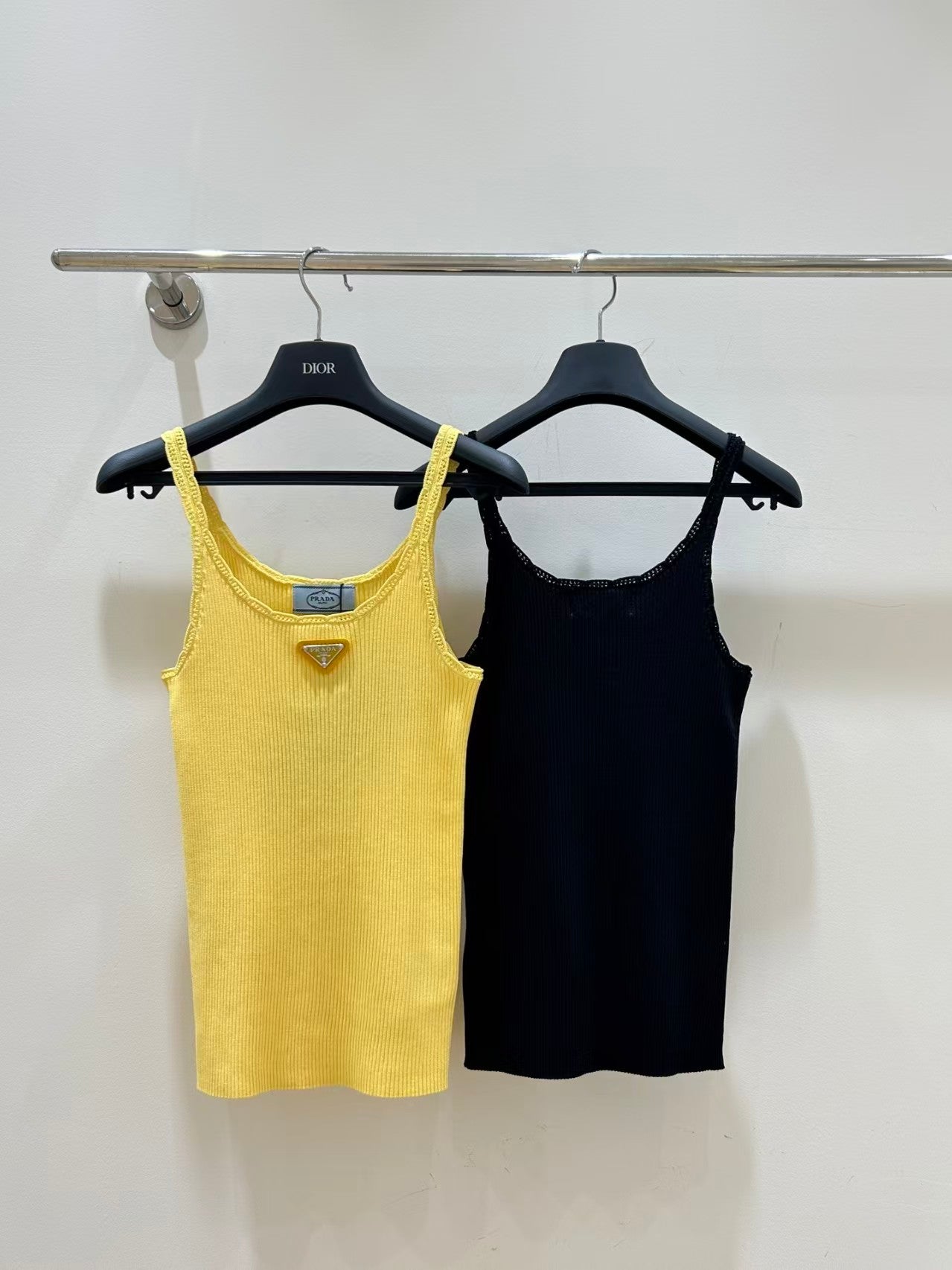 26 New Metal Logo Knit Vest