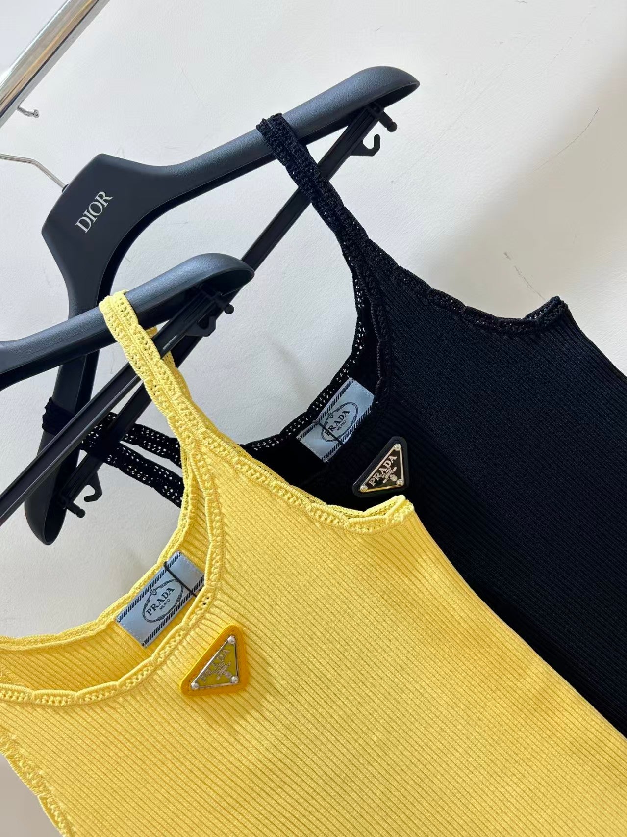 26 New Metal Logo Knit Vest