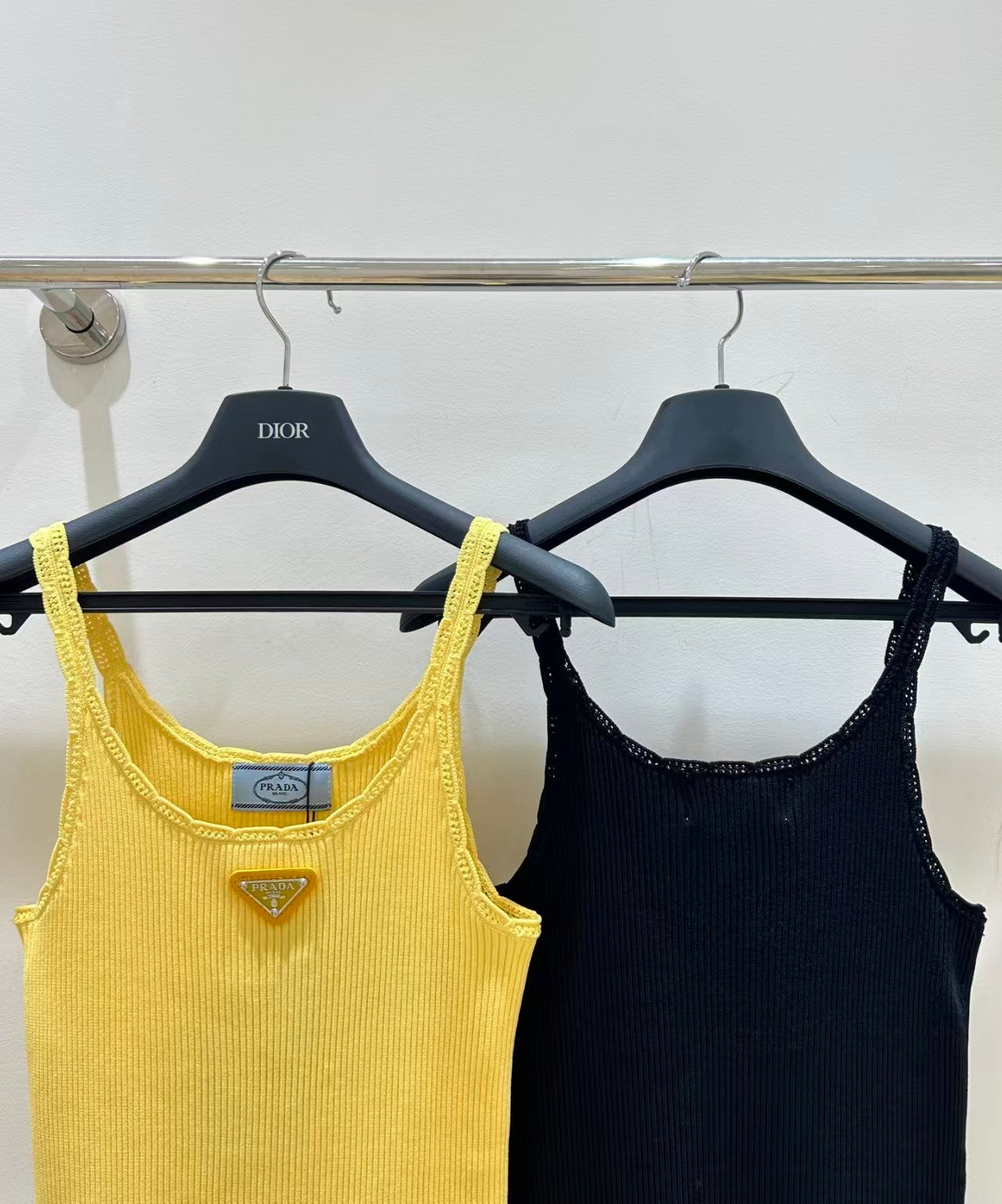 26 New Metal Logo Knit Vest