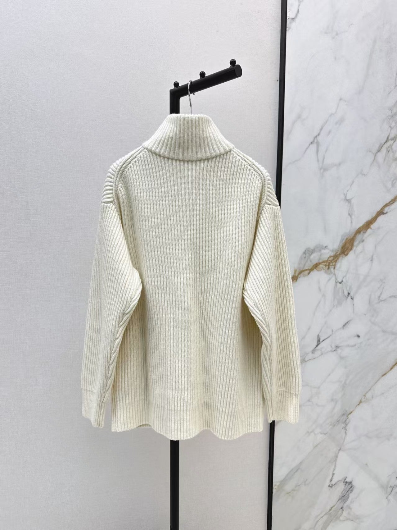 New knit jacket with H-motif pocket detail