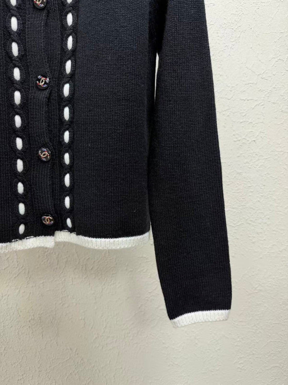 26FW New Black & White Color-Block Knit Cardigan