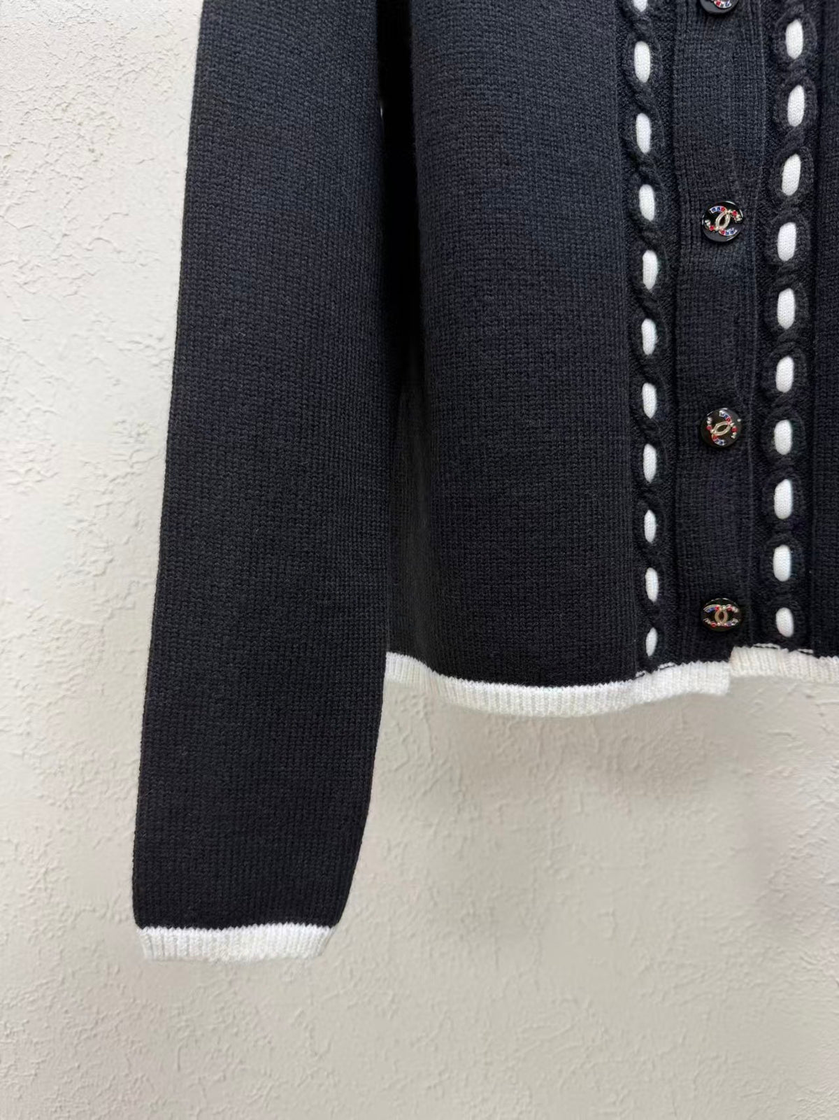 26FW New Black & White Color-Block Knit Cardigan