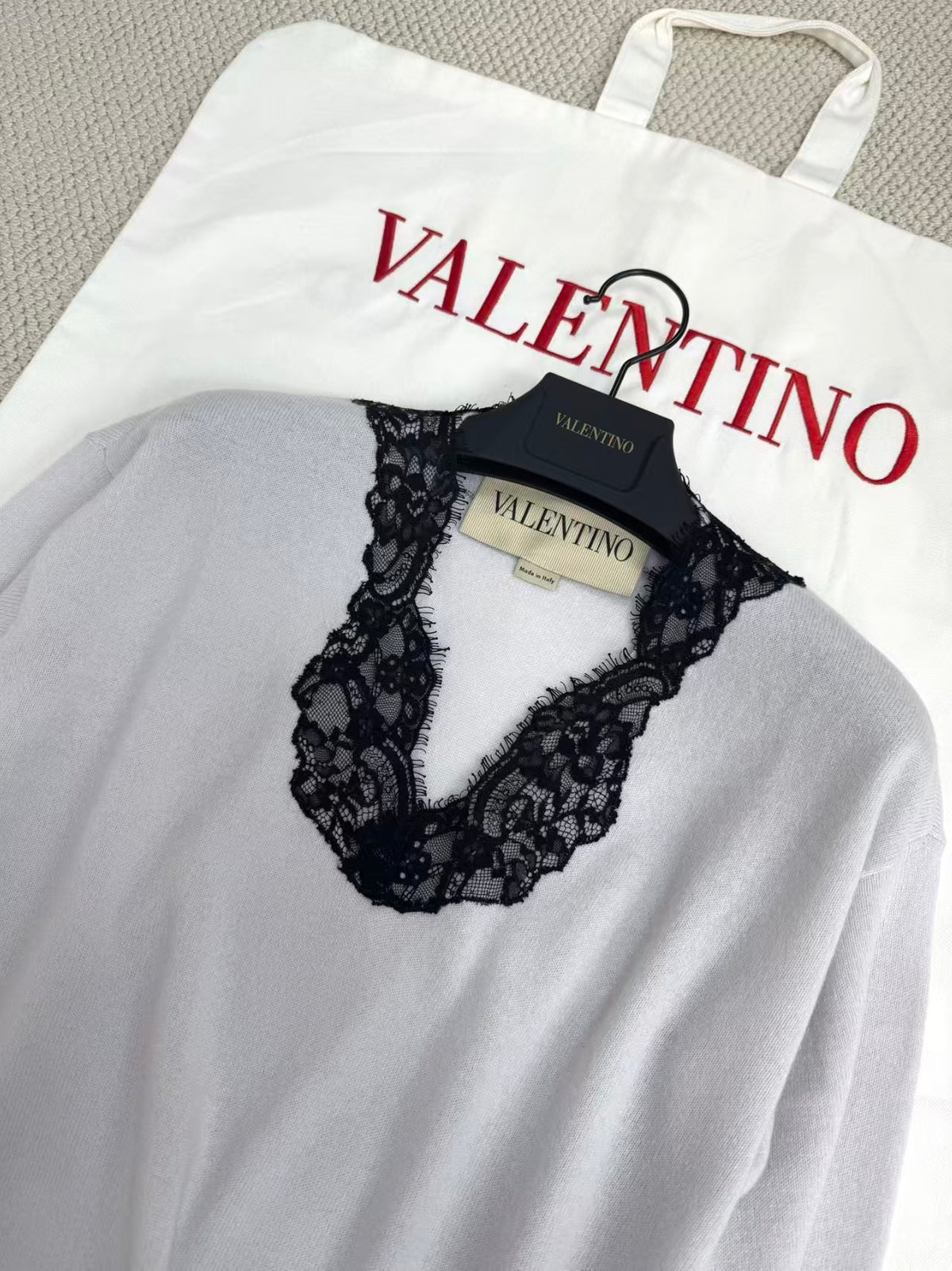 26FW New V-Neck Knit Top