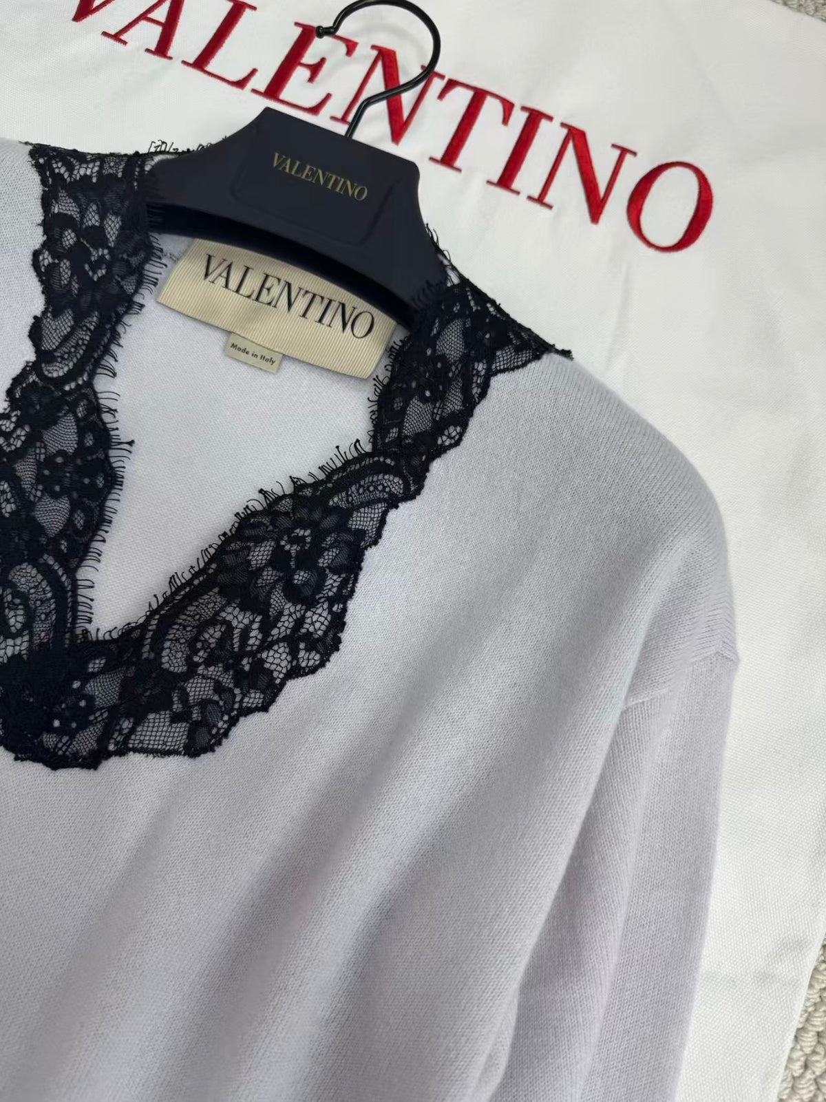 26FW New V-Neck Knit Top