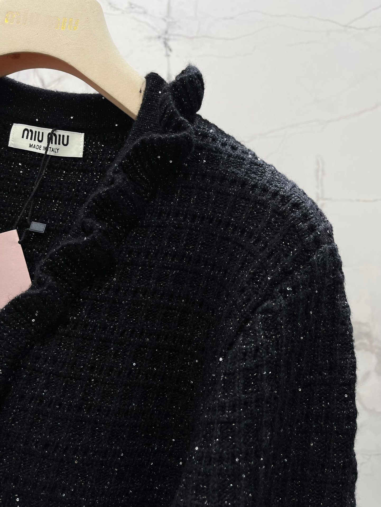 Double-pocket ruffled V-neck knit cardigan