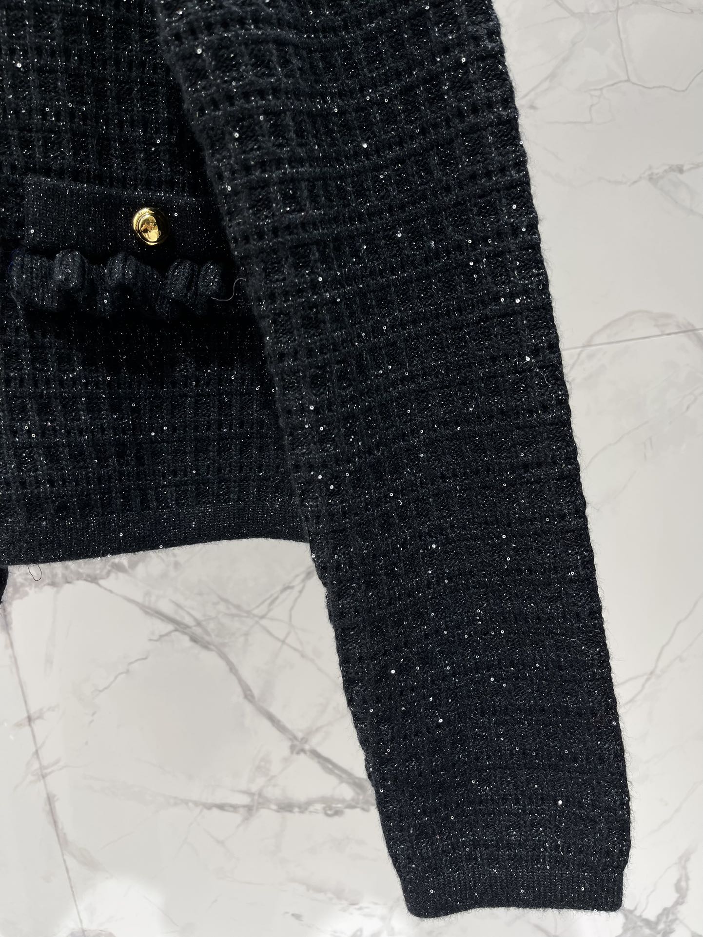 Double-pocket ruffled V-neck knit cardigan