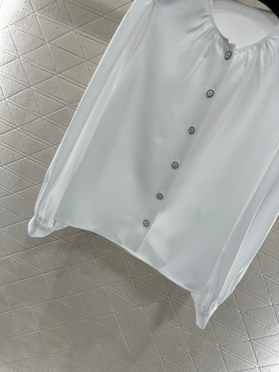 Round-neck puff-sleeved shirt