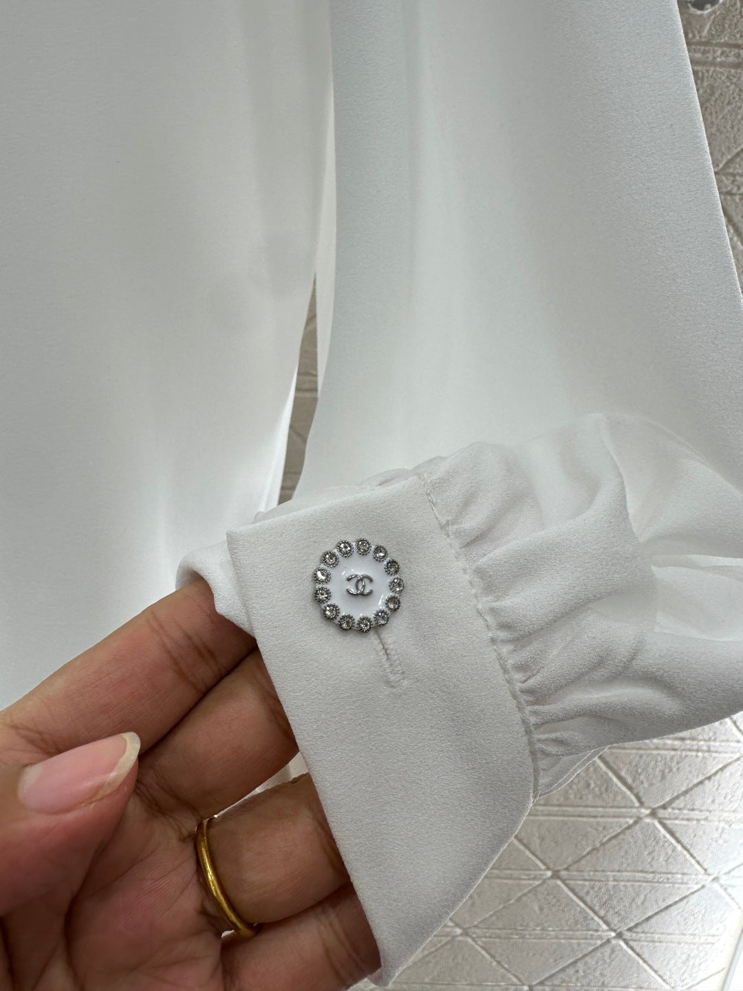 Round-neck puff-sleeved shirt